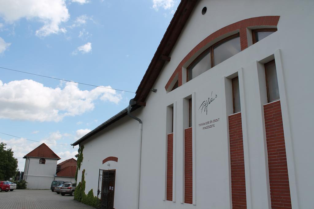 Tiffan'S Pinceszet Es Panzio Hotel Villány Exterior foto
