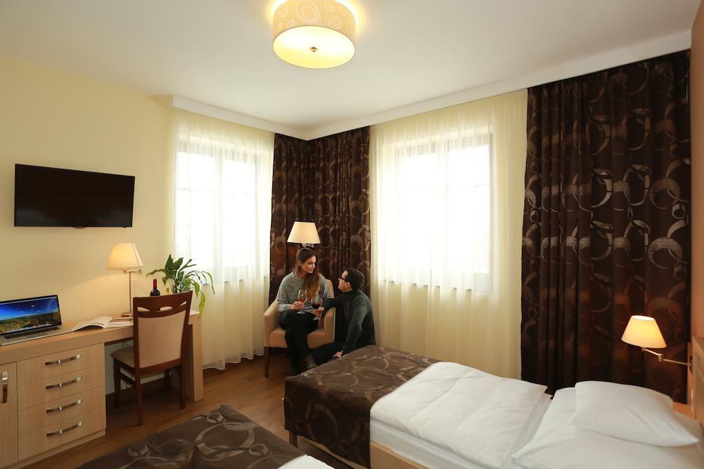 Tiffan'S Pinceszet Es Panzio Hotel Villány Cameră foto