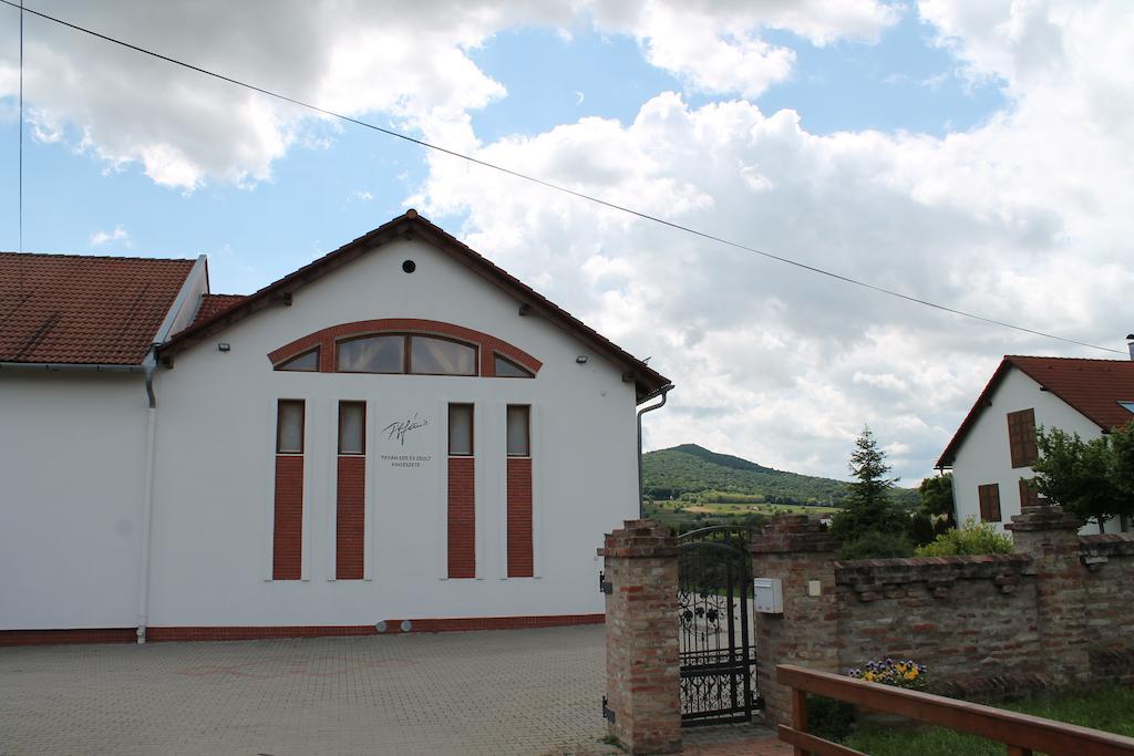 Tiffan'S Pinceszet Es Panzio Hotel Villány Exterior foto