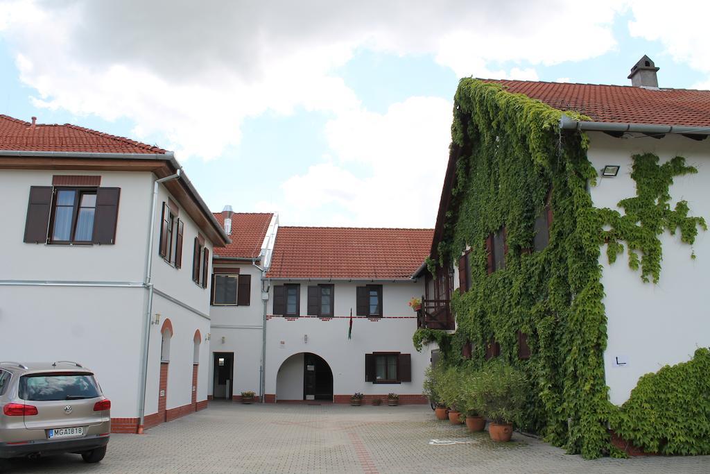Tiffan'S Pinceszet Es Panzio Hotel Villány Exterior foto
