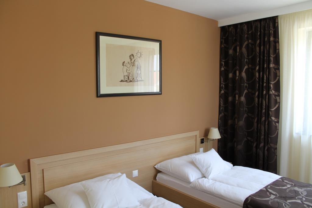 Tiffan'S Pinceszet Es Panzio Hotel Villány Cameră foto